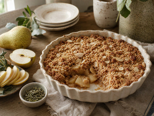 Crumble pommes-poires à la mélisse séchée et aux amandes